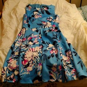 Blue floral Roz & Ali dress with pockets!